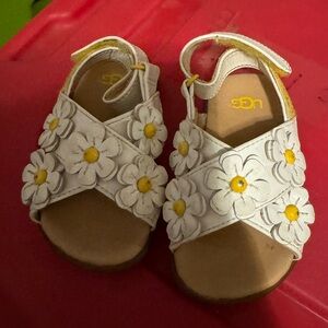 Size 4/5 UGG daisy toddler Sandals